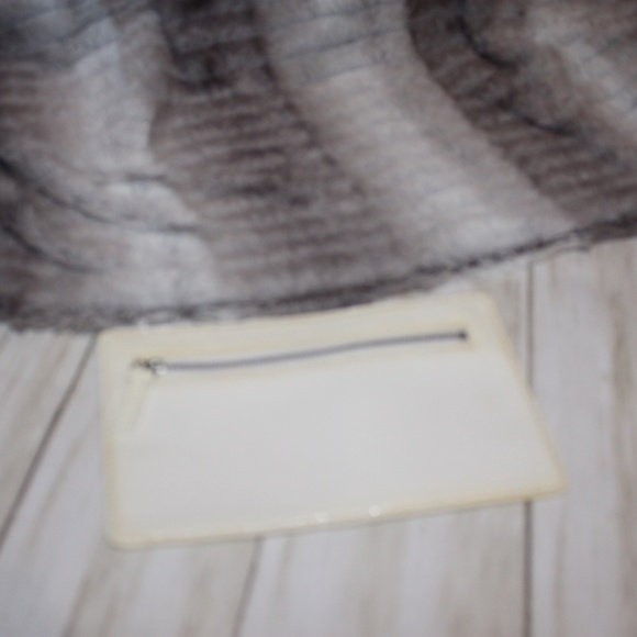 Micheal Kors• Clear and White Zebra print tote - Picture 8 of 13